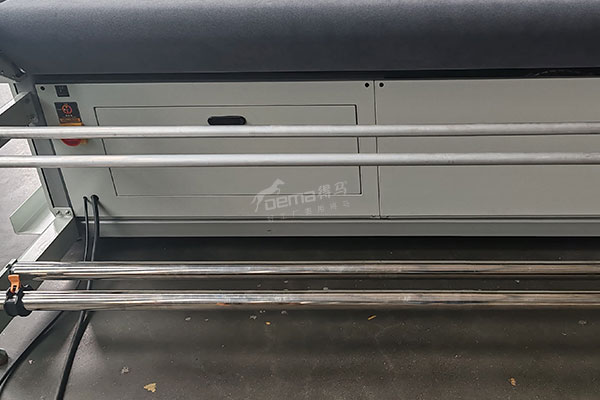 得馬F11高速裁切機(jī)寫真機(jī)架