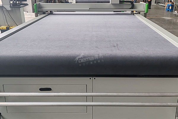 得馬高速裁切機(jī)F11-1625寫(xiě)真機(jī)架